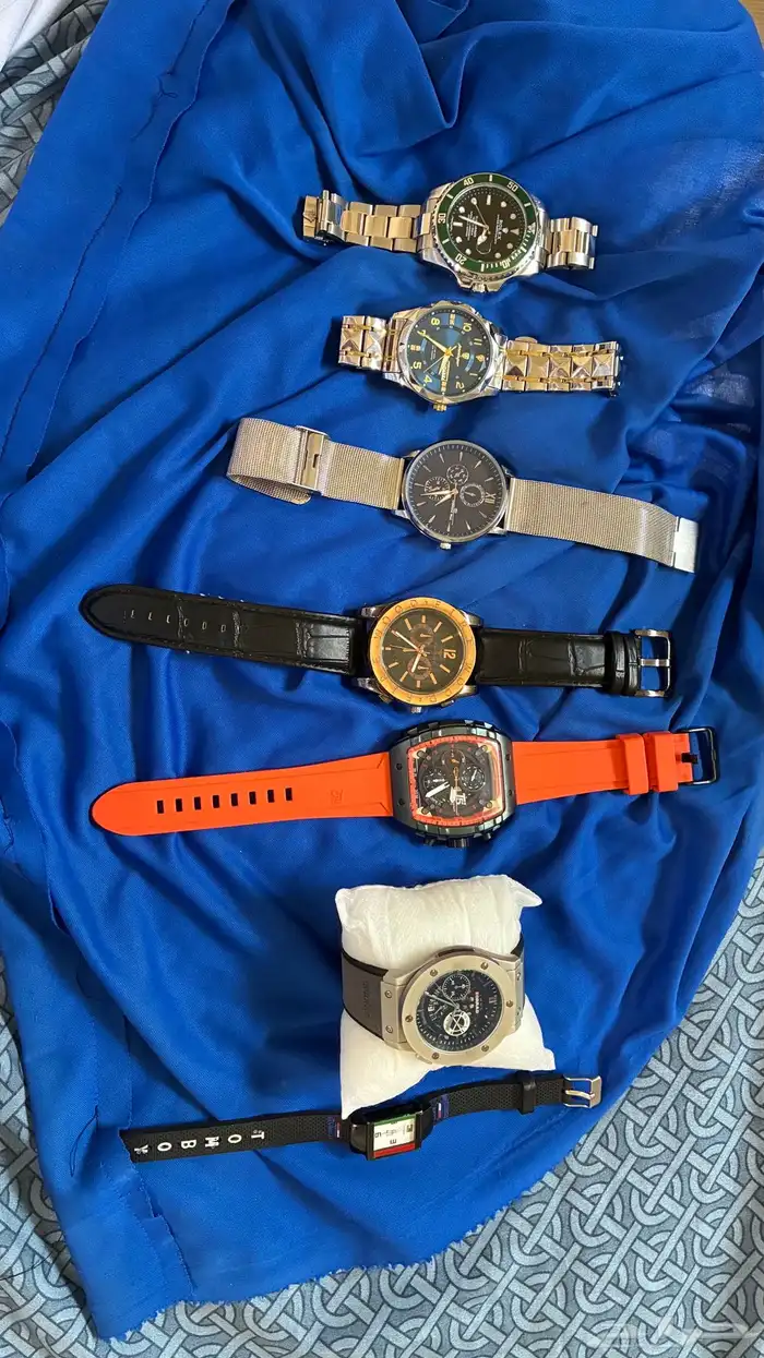 السلام عليكم عندي ساعات ابي أبيعها وفيه بالحبه 11