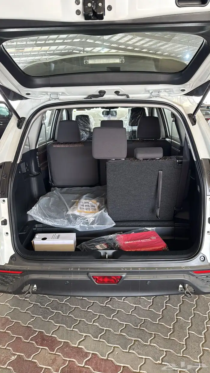 تويوتا انوفا فئة GL بنزين 2026 11