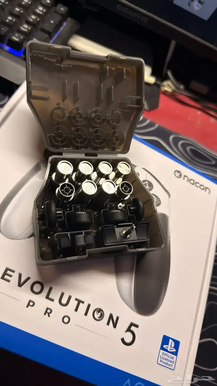 يد Nacon Revolution Pro 5 مستخدمة ونظيفة لل PS5 و PS4 2