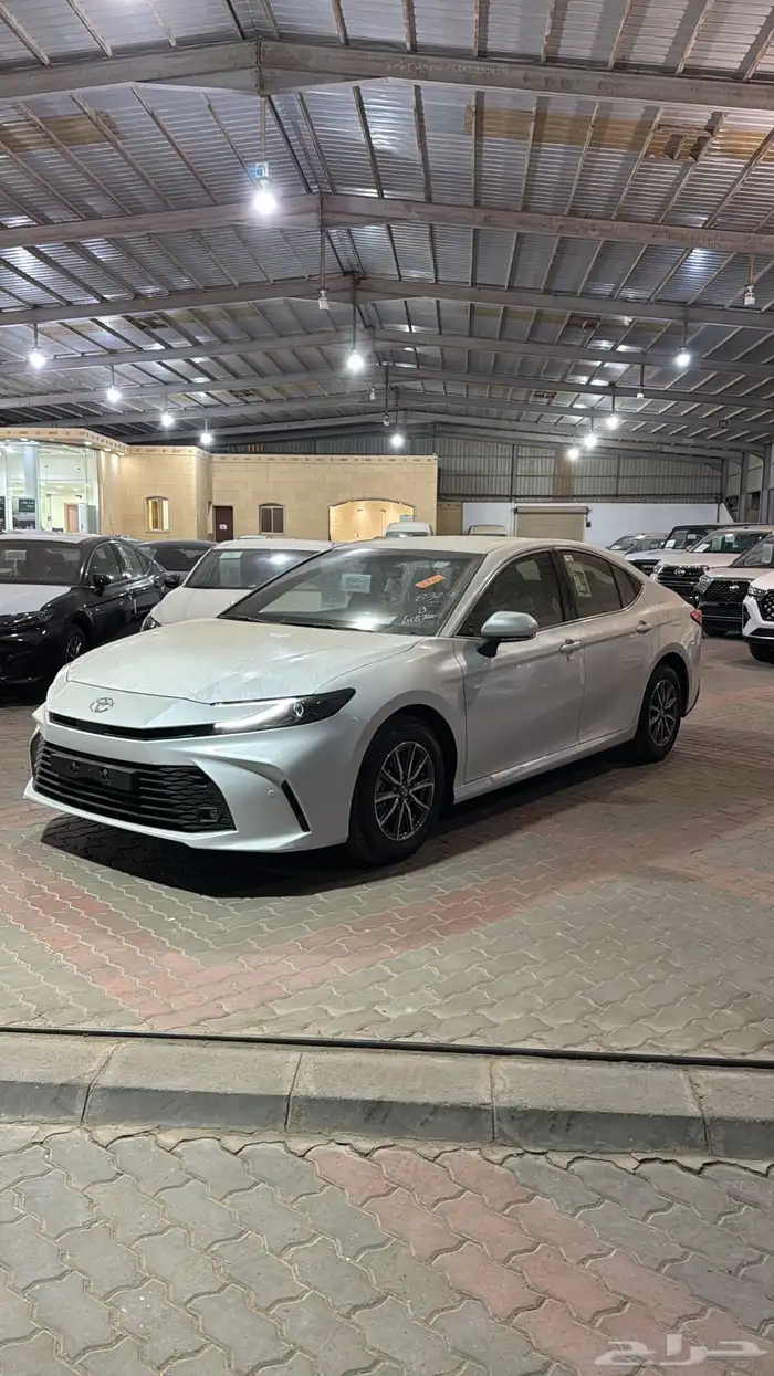تويوتا كامري E ستاندر بنزين 2025 1