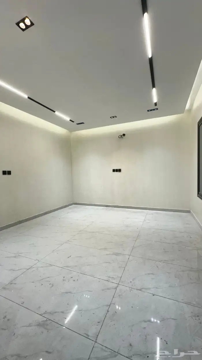 للبيع ملحق روف حي احد من 6غرف 5