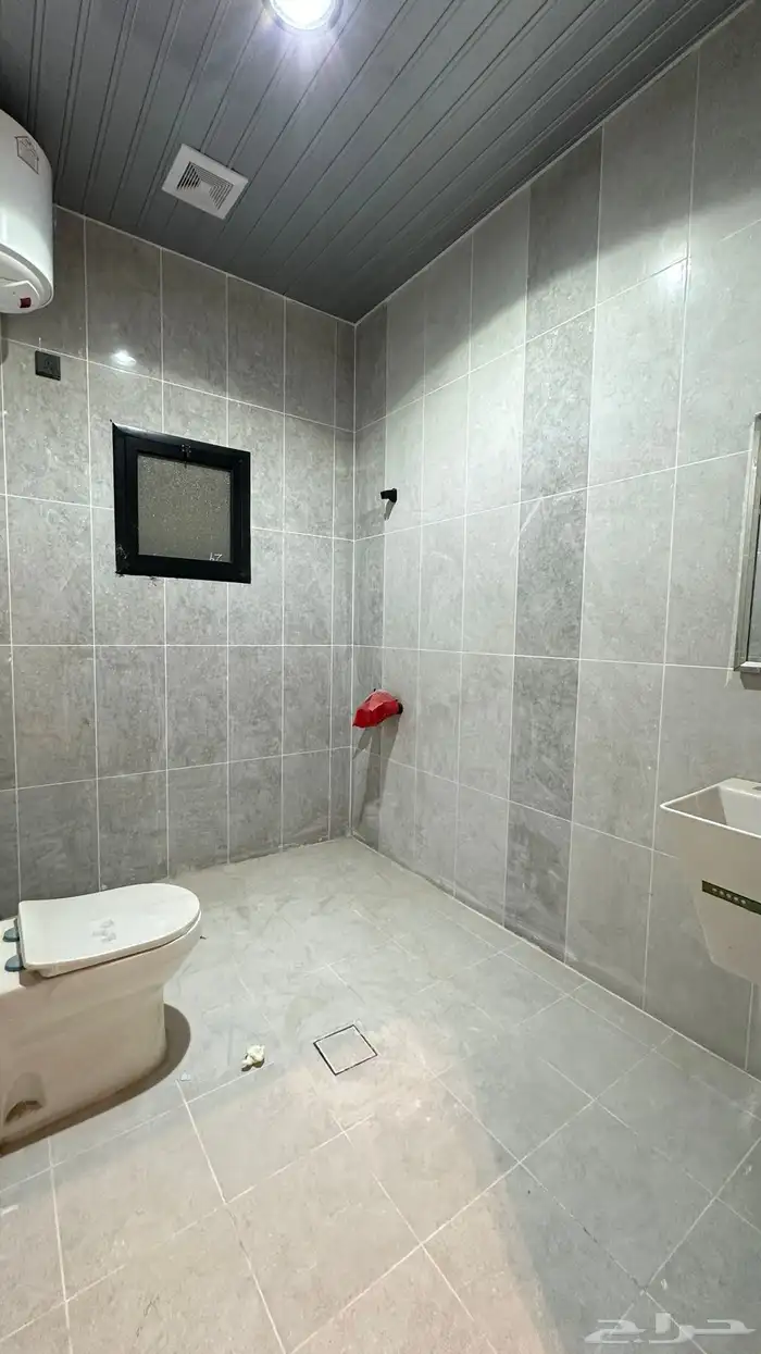 للبيع ملحق روف حي احد من 6غرف 3