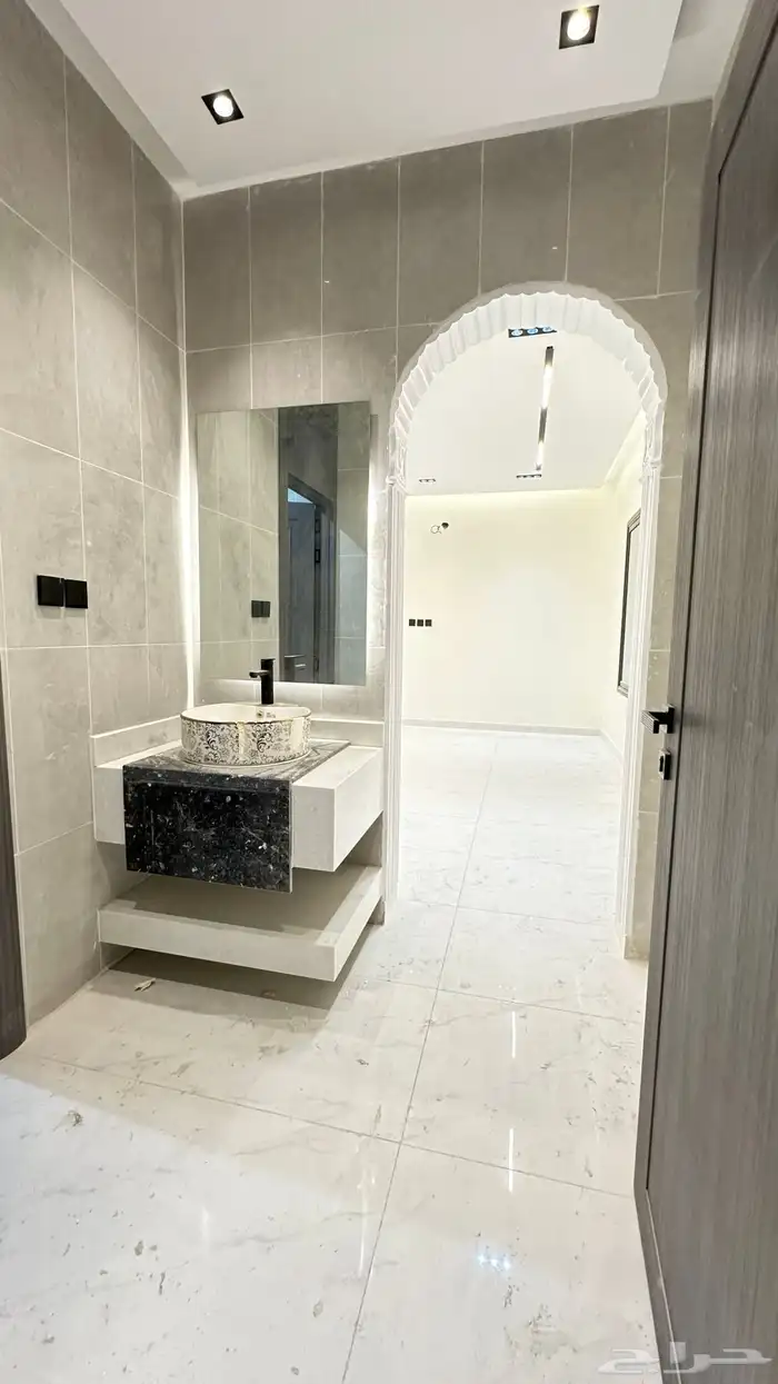 للبيع ملحق روف حي احد من 6غرف 6