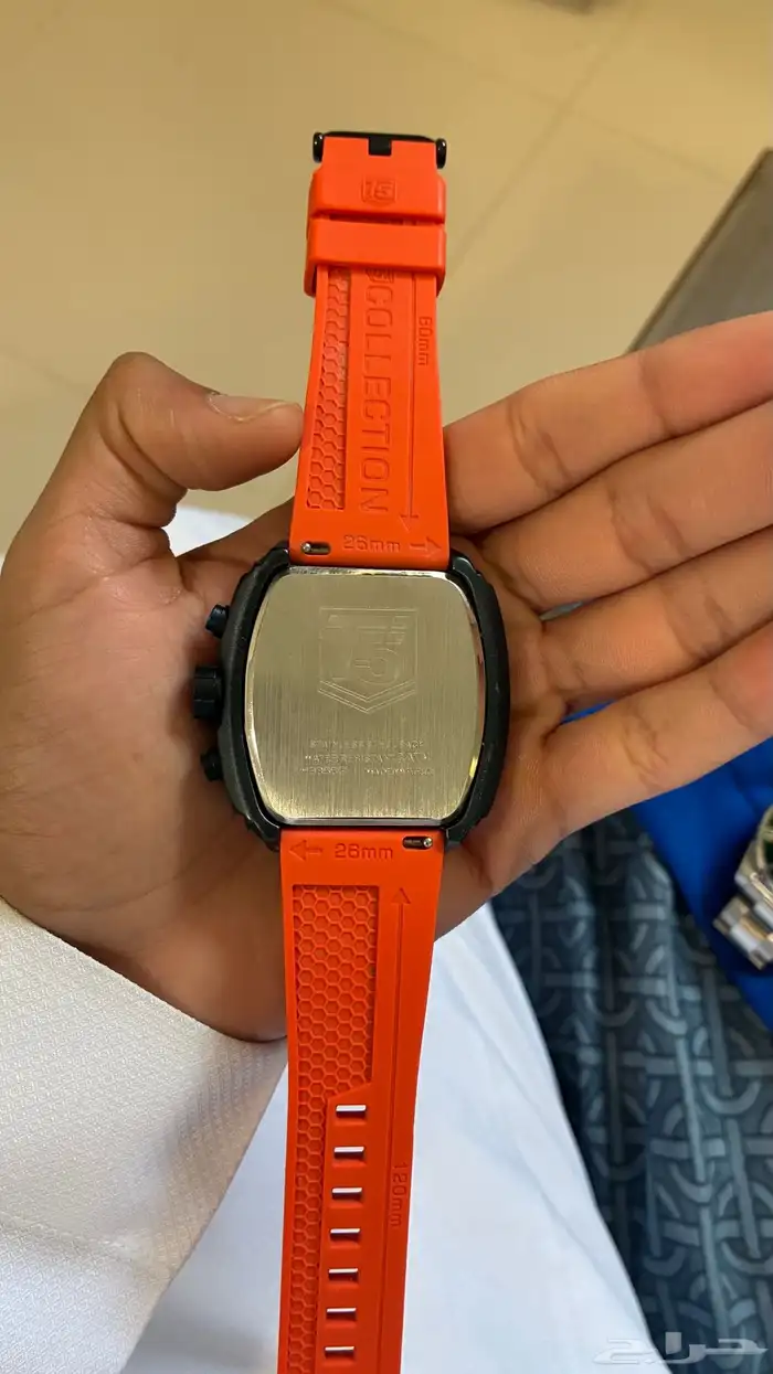 السلام عليكم عندي ساعات ابي أبيعها وفيه بالحبه 5