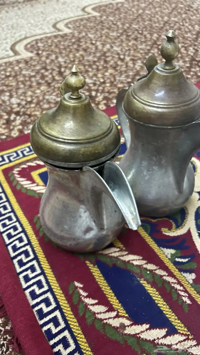 يوجد خمس فرشات وطاولة تراثية ودلاتين 5