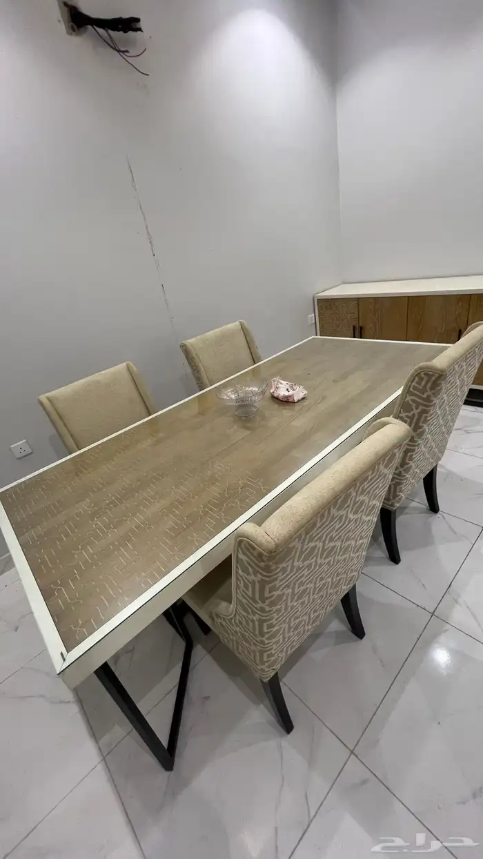 طاوله طعام 4 كراسي مع وحده تخزين 2