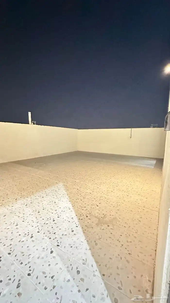 للبيع ملحق روف حي احد من 6غرف 7