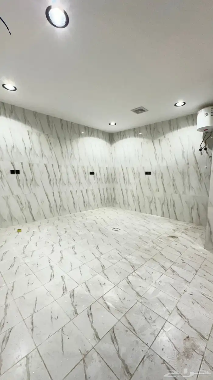 للبيع ملحق روف حي احد من 6غرف 8