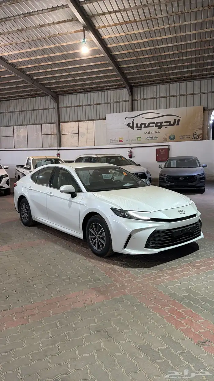 تويوتا كامري E ستاندر بنزين 2025 0