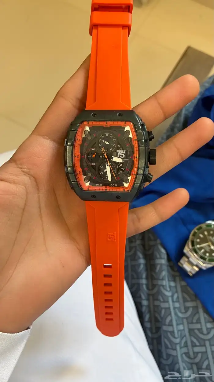 السلام عليكم عندي ساعات ابي أبيعها وفيه بالحبه 4