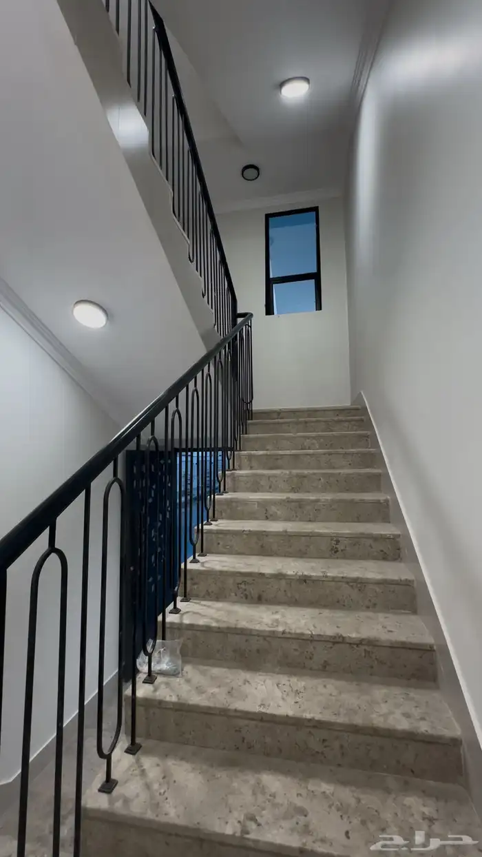 للبيع شقه علويه معها غرفه بالسطح بحى الحسام 2