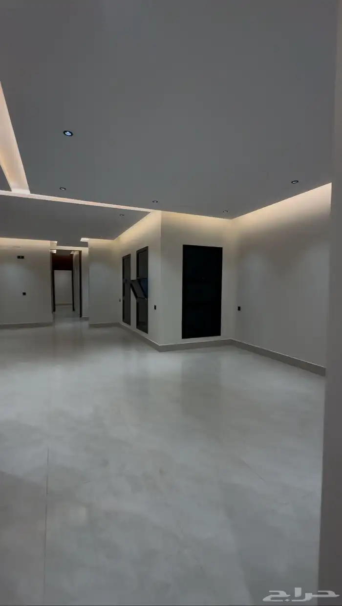 للبيع شقه علويه معها غرفه بالسطح بحى الحسام 9