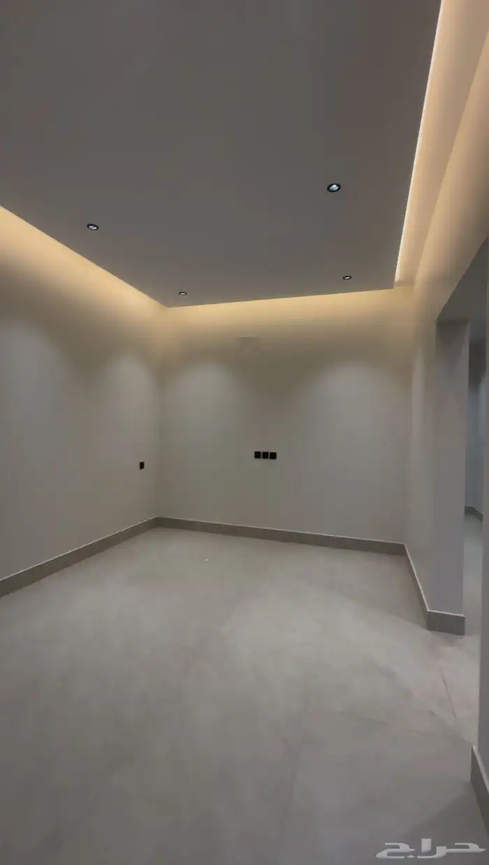 للبيع شقه علويه معها غرفه بالسطح بحى الحسام 17