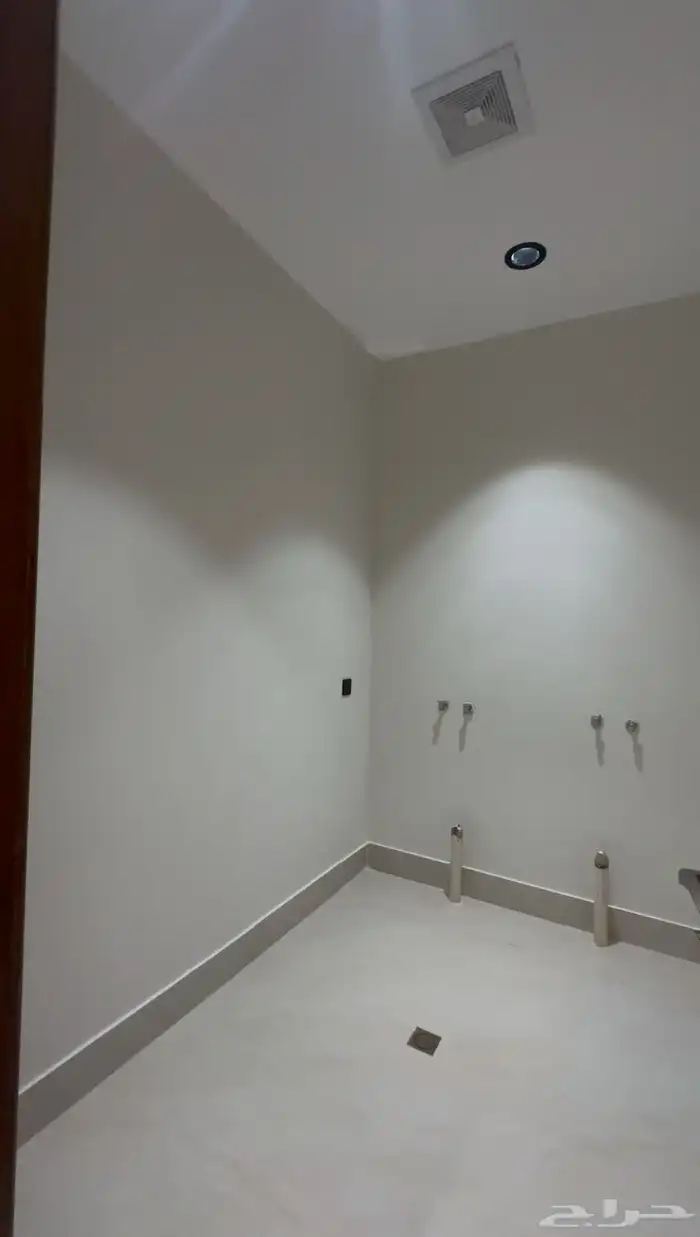 للبيع شقه علويه معها غرفه بالسطح بحى الحسام 10