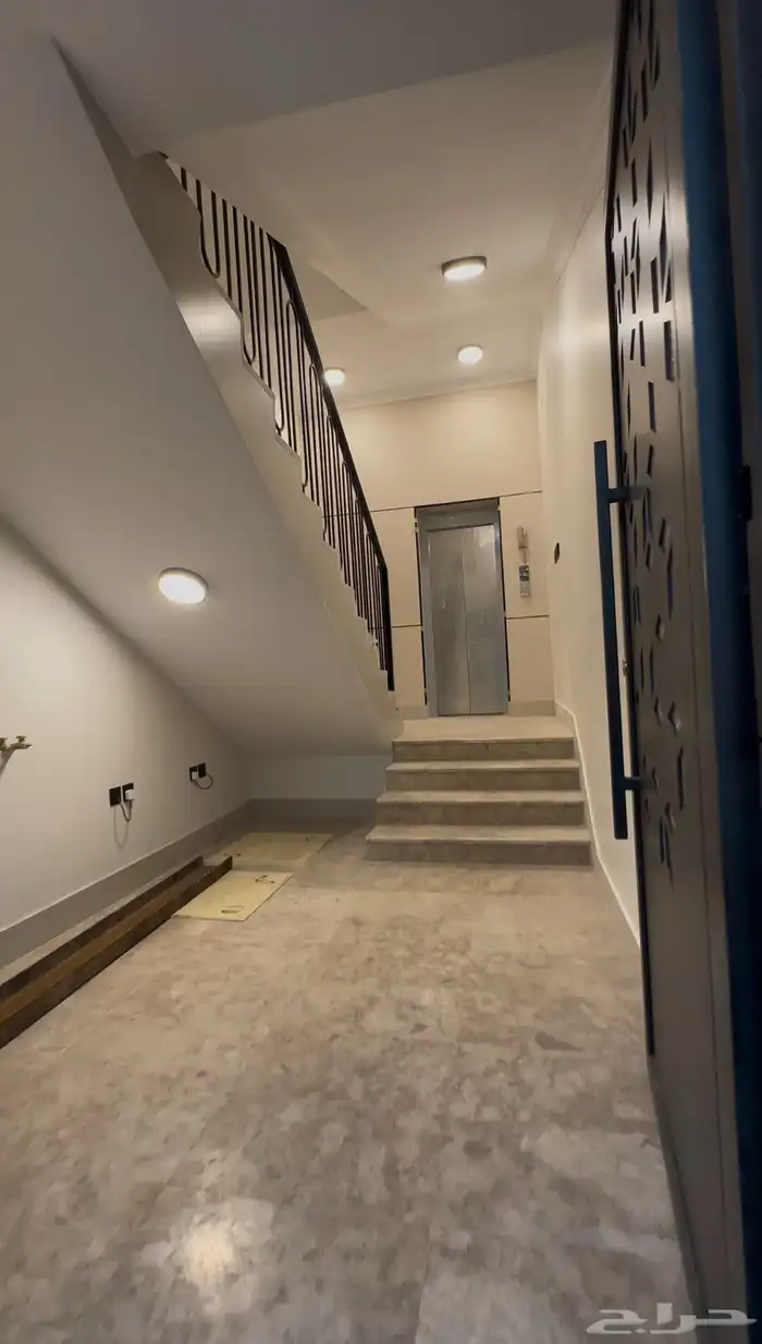 للبيع شقه علويه معها غرفه بالسطح بحى الحسام 1