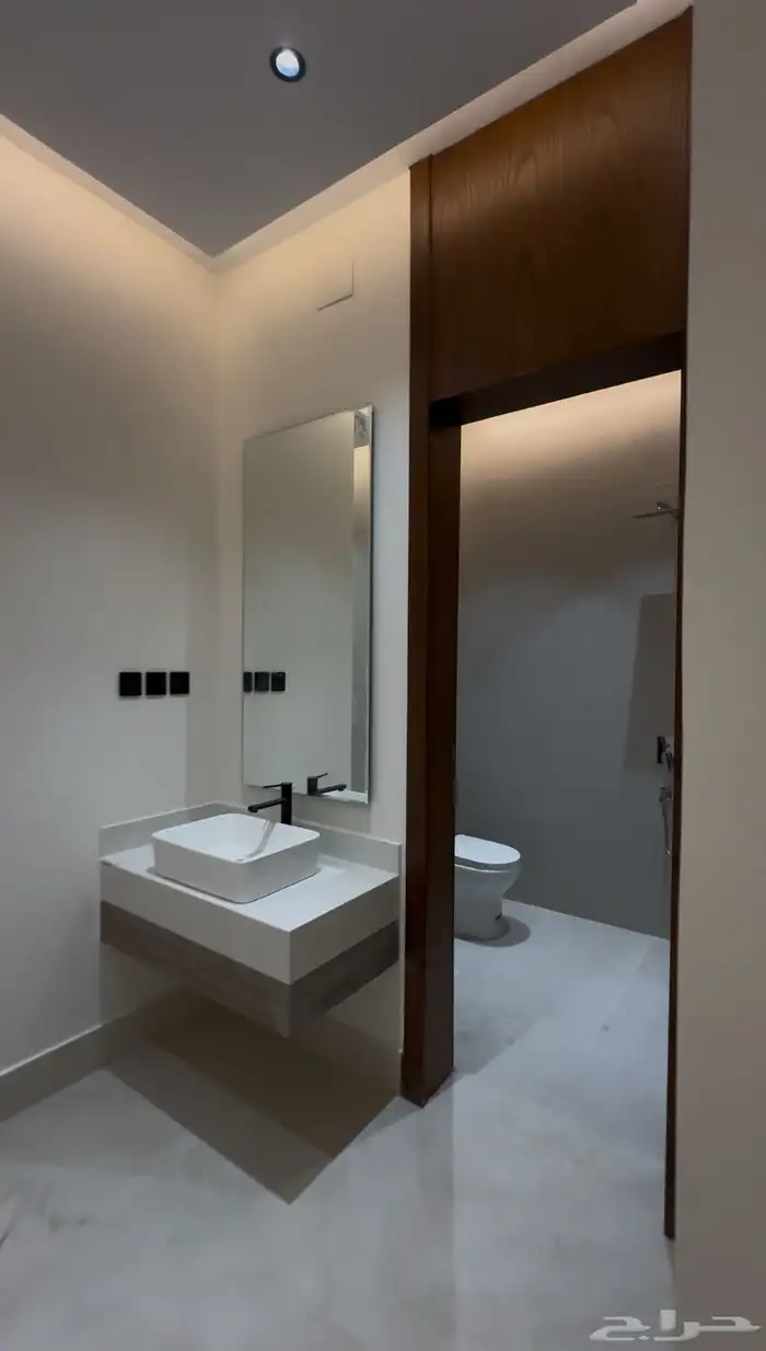 للبيع شقه علويه معها غرفه بالسطح بحى الحسام 7