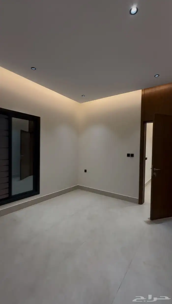 للبيع شقه علويه معها غرفه بالسطح بحى الحسام 5