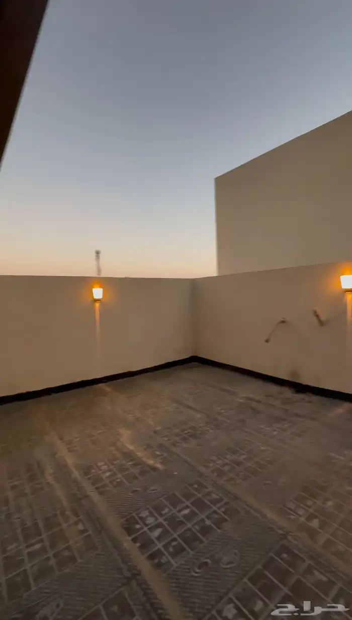 للبيع شقه علويه معها غرفه بالسطح بحى الحسام 14