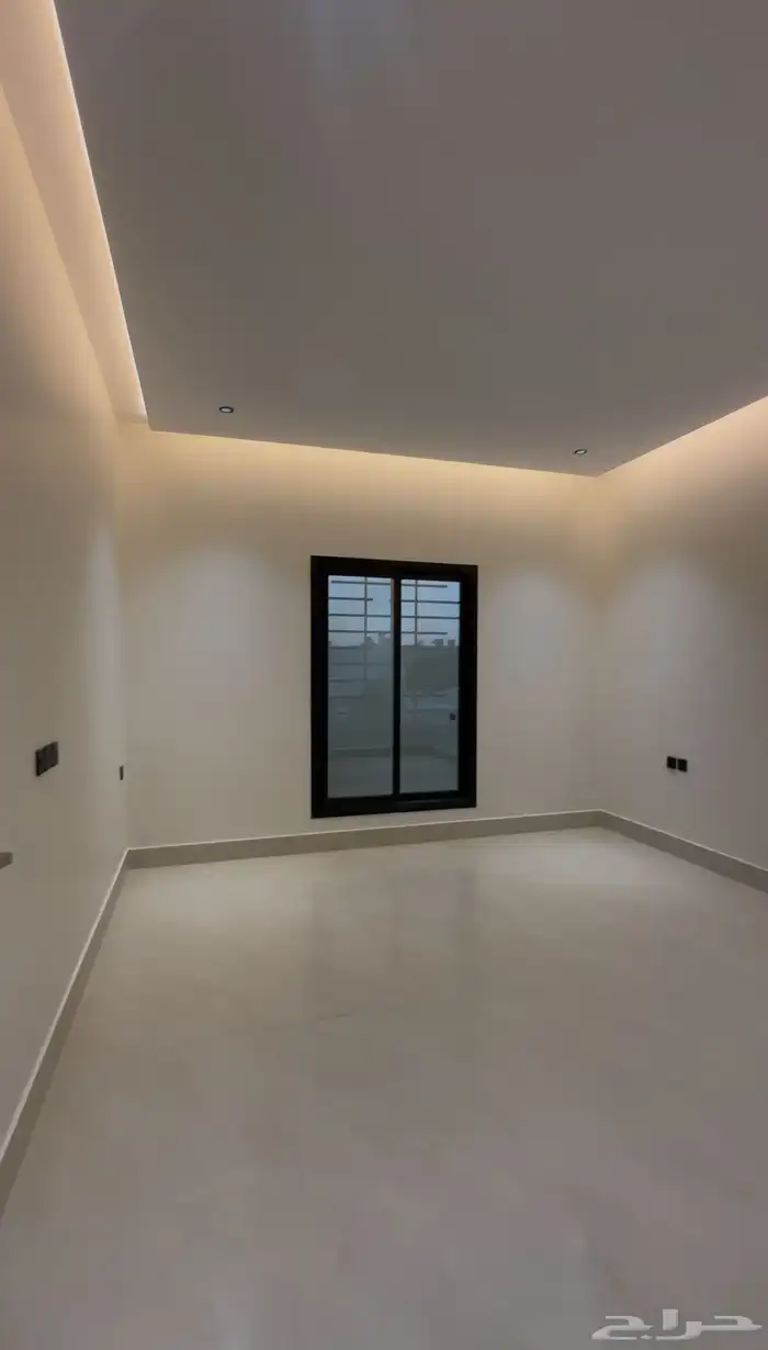 للبيع شقه علويه معها غرفه بالسطح بحى الحسام 12