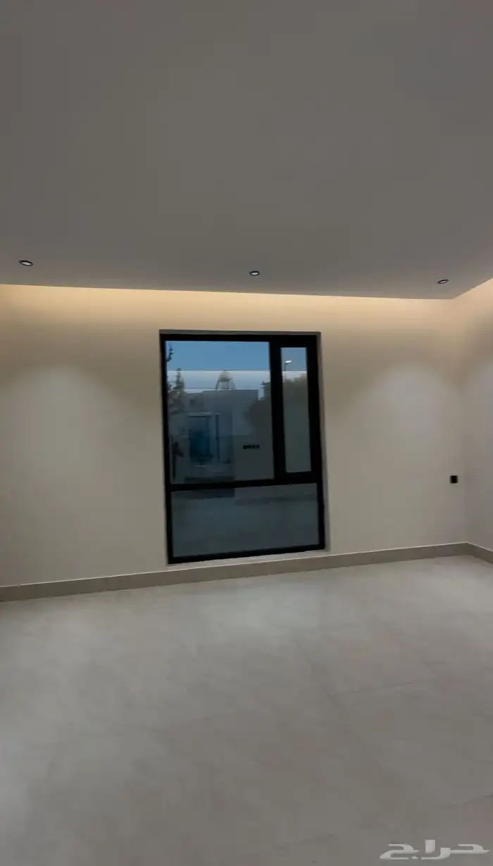 للبيع شقه علويه معها غرفه بالسطح بحى الحسام 3