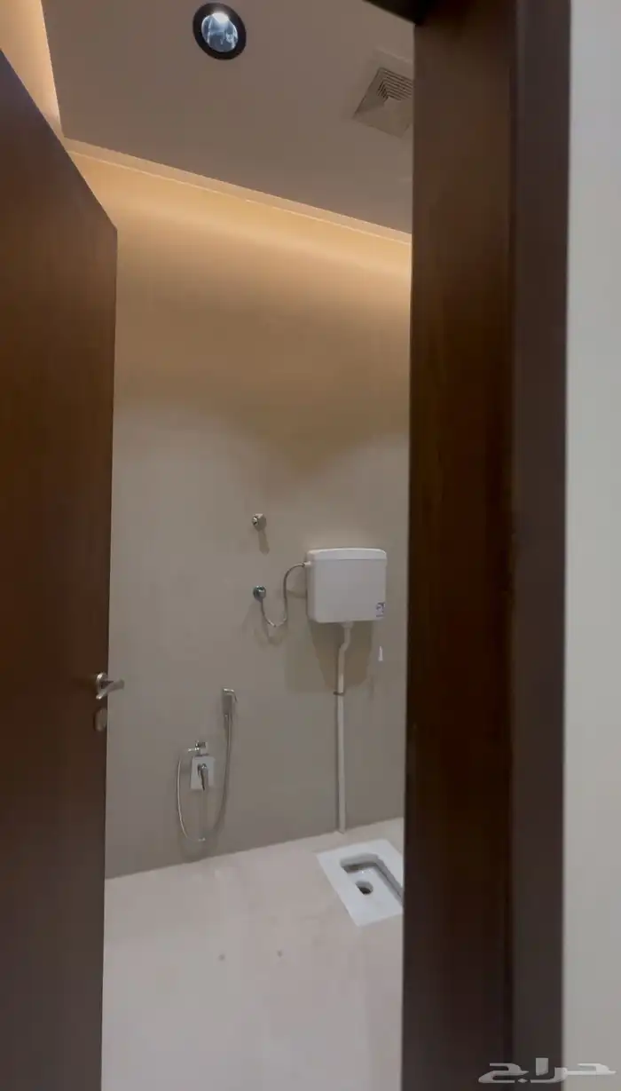 للبيع شقه علويه معها غرفه بالسطح بحى الحسام 18