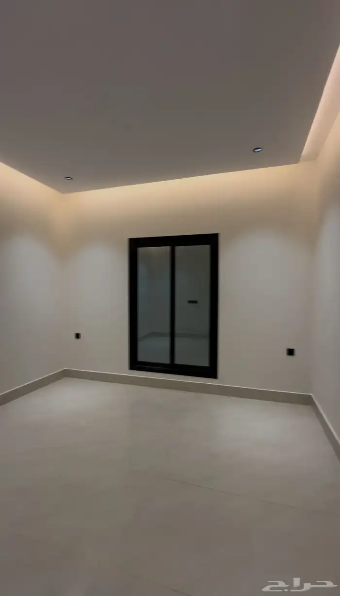 للبيع شقه علويه معها غرفه بالسطح بحى الحسام 13