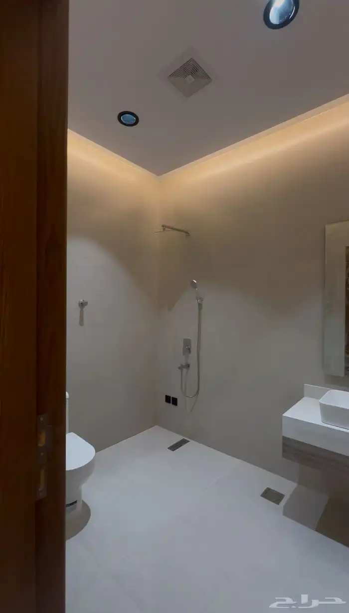 للبيع شقه علويه معها غرفه بالسطح بحى الحسام 11