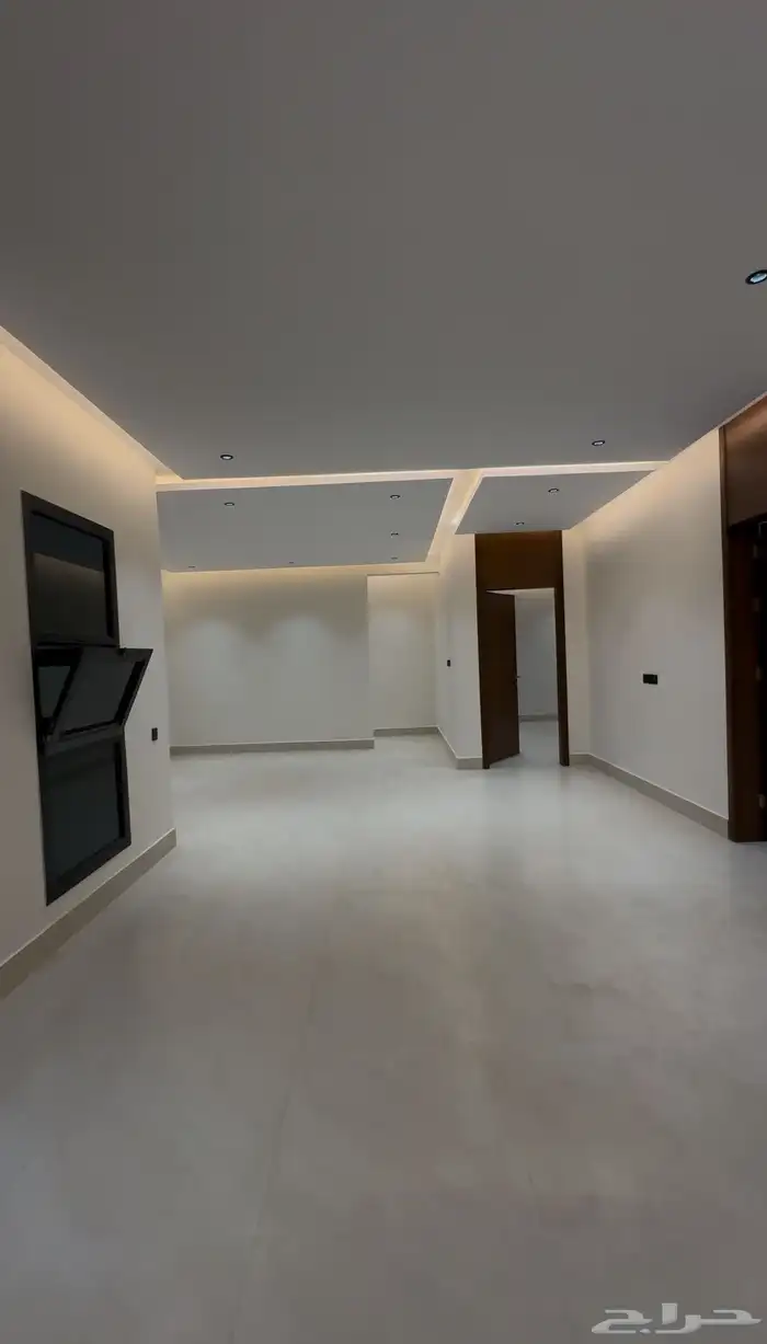 للبيع شقه علويه معها غرفه بالسطح بحى الحسام 15