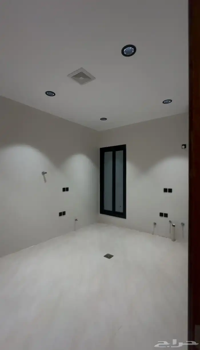 للبيع شقه علويه معها غرفه بالسطح بحى الحسام 8