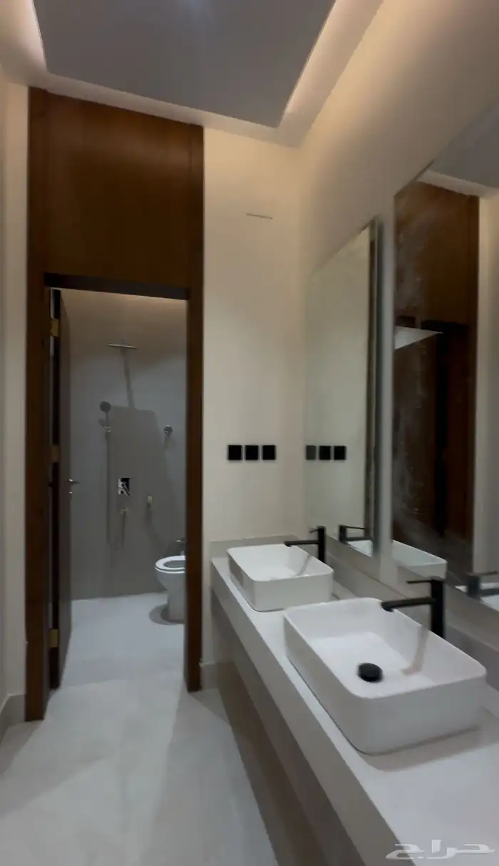 للبيع شقه علويه معها غرفه بالسطح بحى الحسام 4