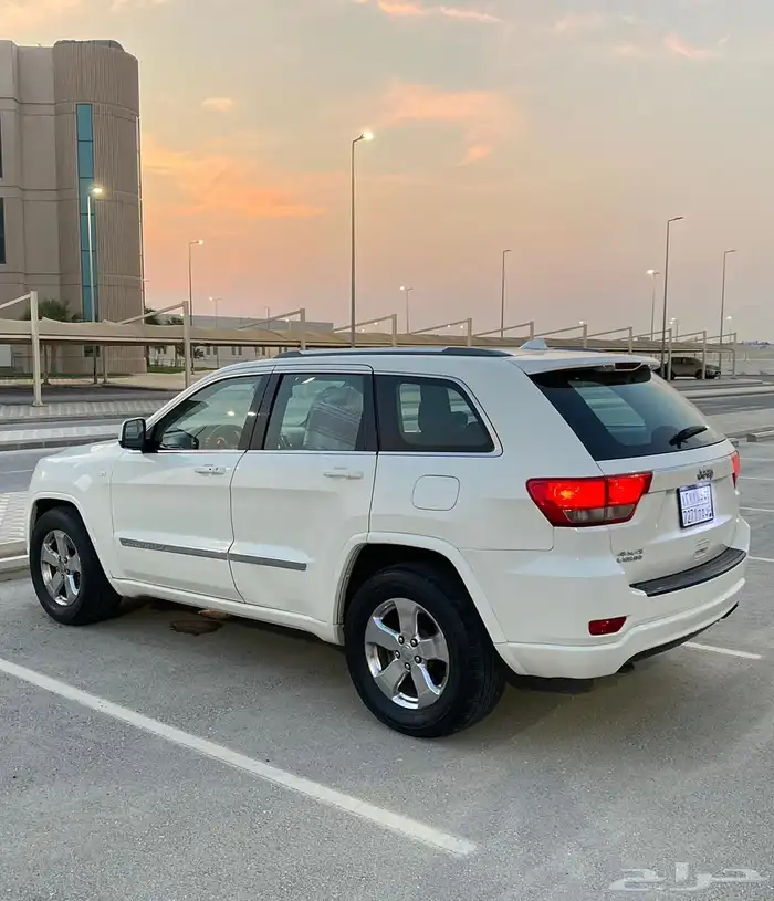 للبيع جيب جراند شروكي لريدو دبل موديل 2011 5