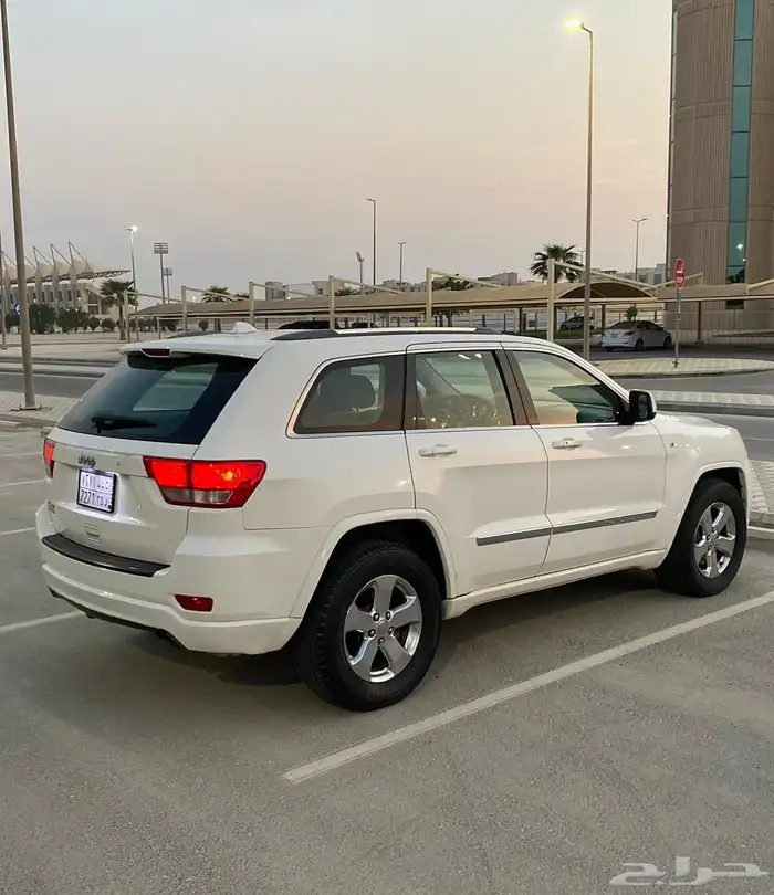 للبيع جيب جراند شروكي لريدو دبل موديل 2011 2