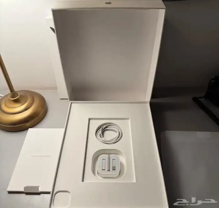 للبيع ايباد برو الجيل السادس مع ابل ماجيك كيبورد 0