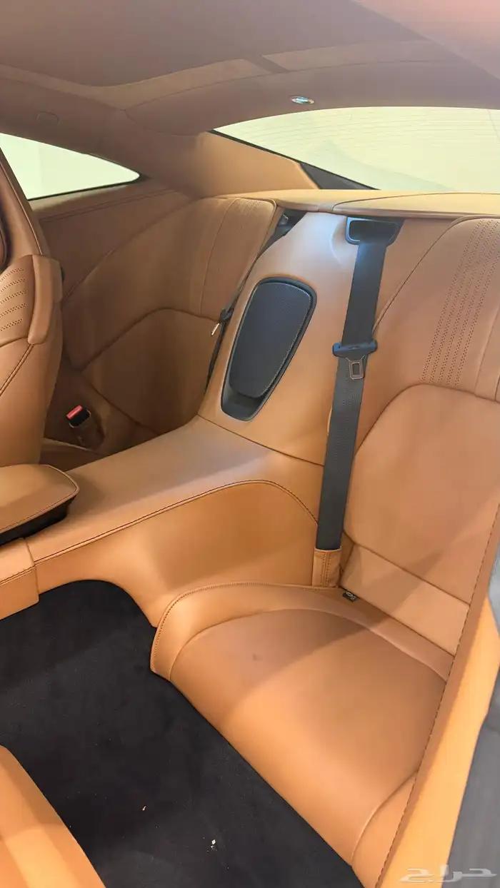 Aston Martin DB11 12