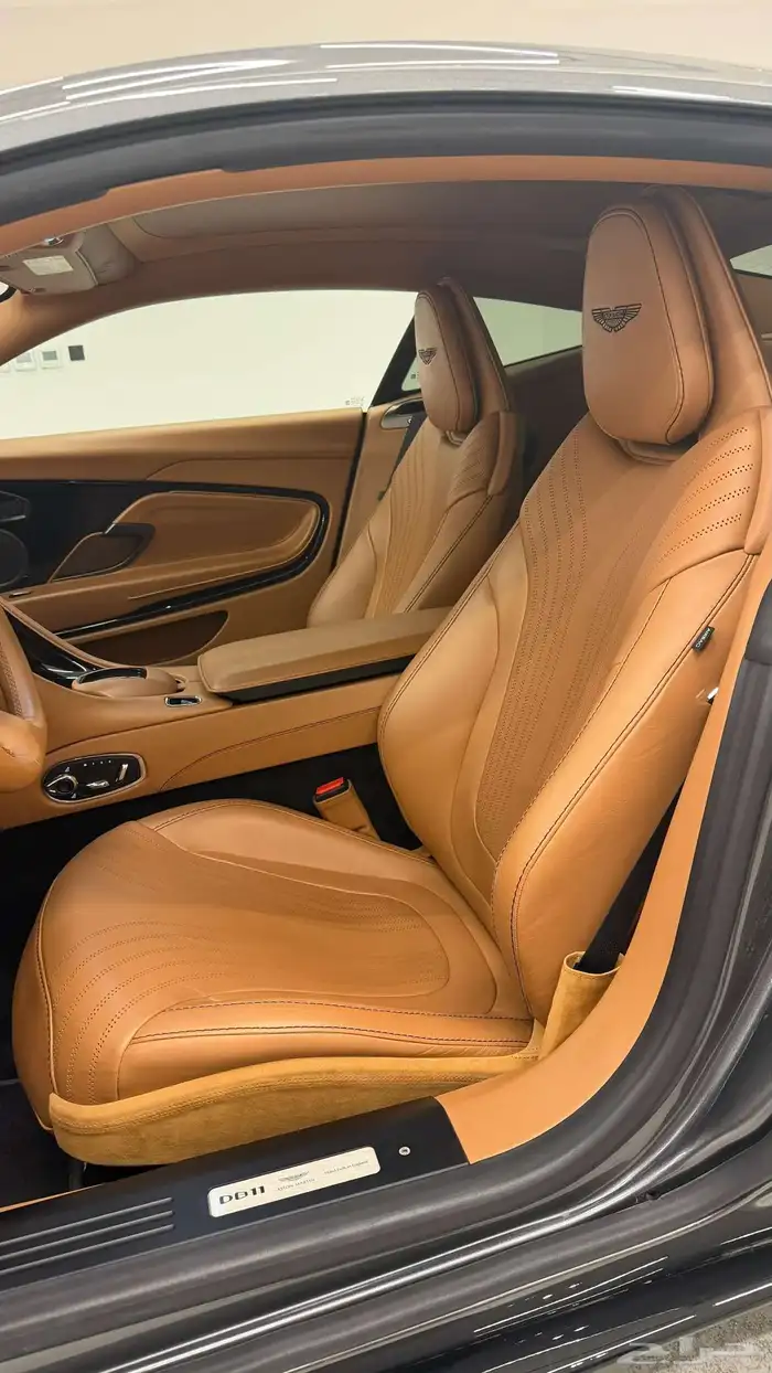 Aston Martin DB11 10