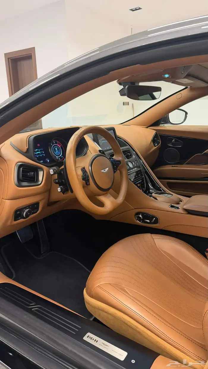 Aston Martin DB11 8
