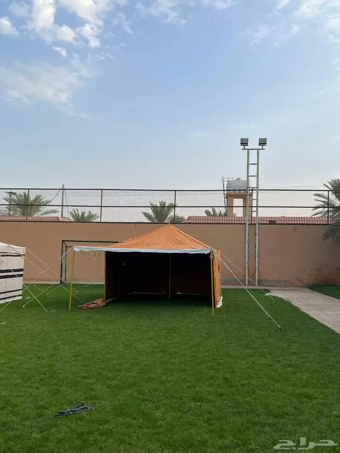 يوجد لدينة جميع انواع بيوت الشعر والخيام 0