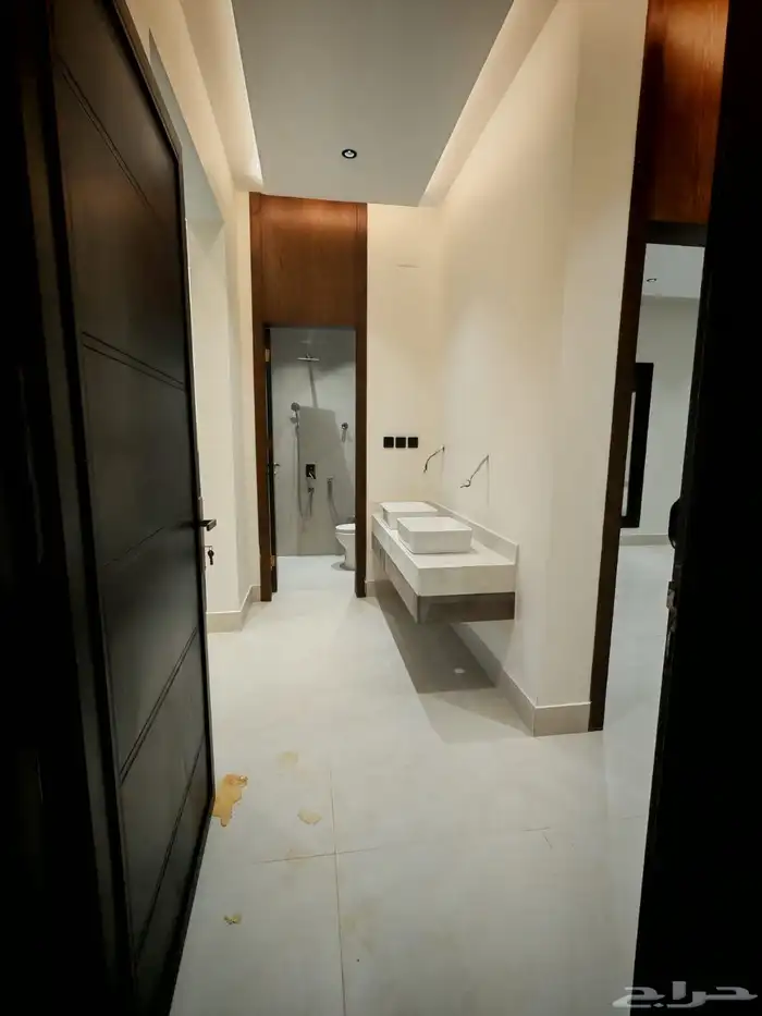 للبيع شقق تمليك علوي مع ملحق في السطح في حي حسام با الخميس 13