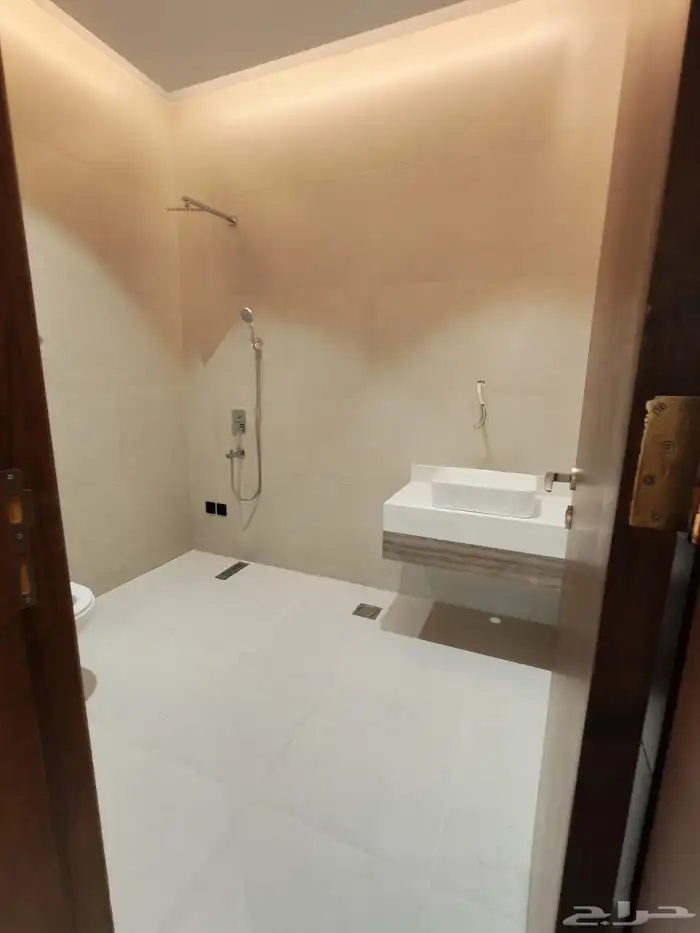 للبيع شقق تمليك علوي مع ملحق في السطح في حي حسام با الخميس 20