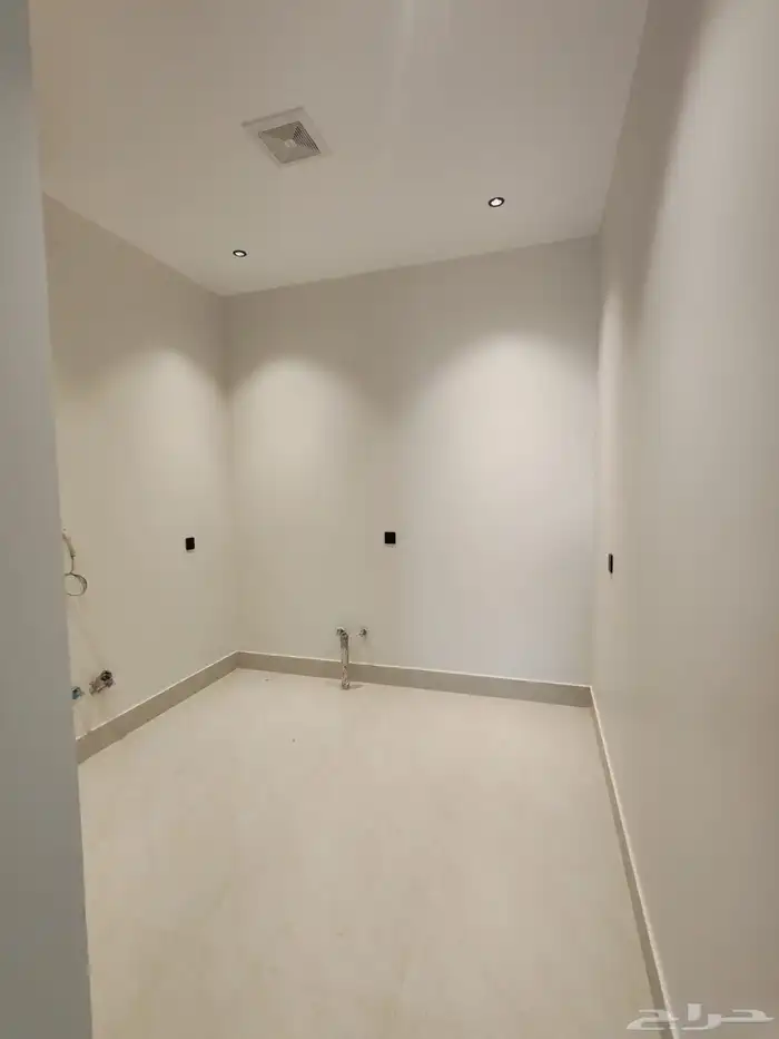 للبيع شقق تمليك علوي مع ملحق في السطح في حي حسام با الخميس 21