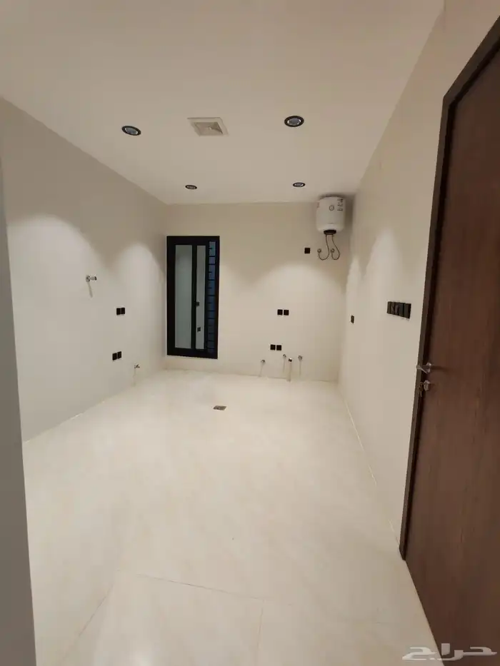 للبيع شقق تمليك علوي مع ملحق في السطح في حي حسام با الخميس 5