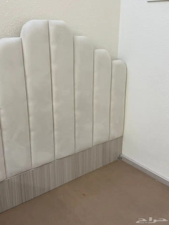 سرير وكومدينا وطاوله للبيع 8