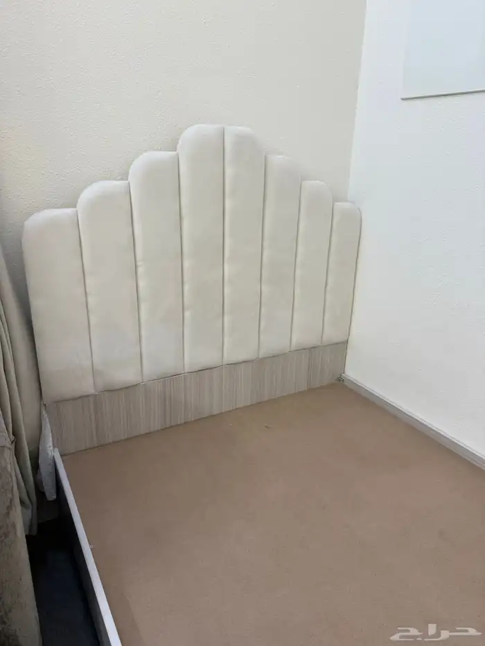سرير وكومدينا وطاوله للبيع 6