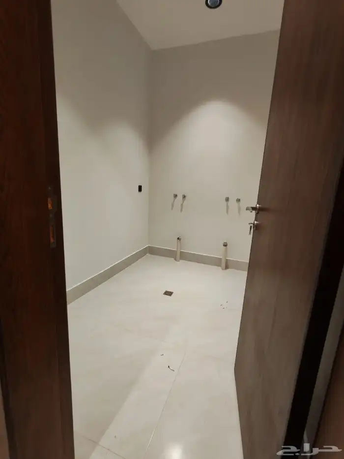 للبيع شقق تمليك علوي مع ملحق في السطح في حي حسام با الخميس 15