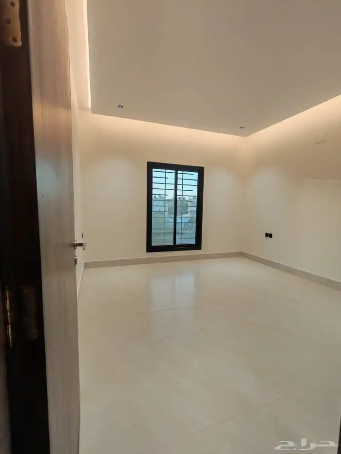 للبيع شقق تمليك علوي مع ملحق في السطح في حي حسام با الخميس 12