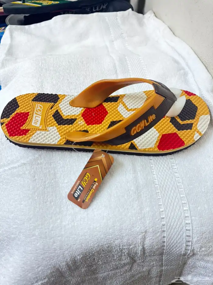 للبيع جزمات اسبورت وا اسليبر بي أسعار الجمله 22