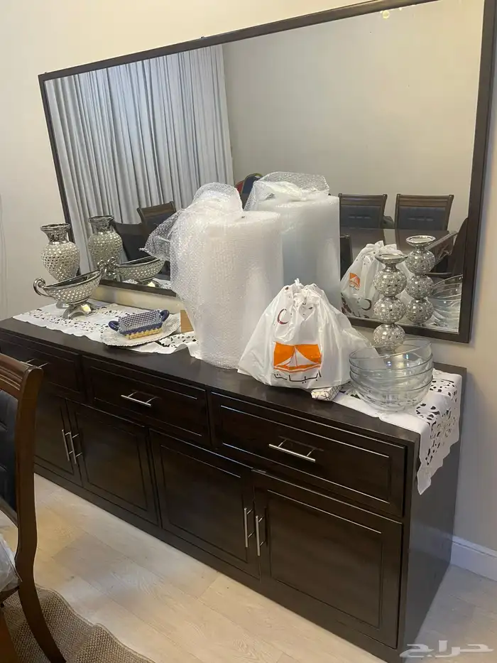 طاوله طعام و بوفيه اكل و دولاب مواعين ومرايه 1