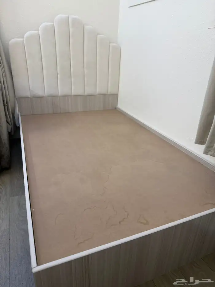 سرير وكومدينا وطاوله للبيع 5