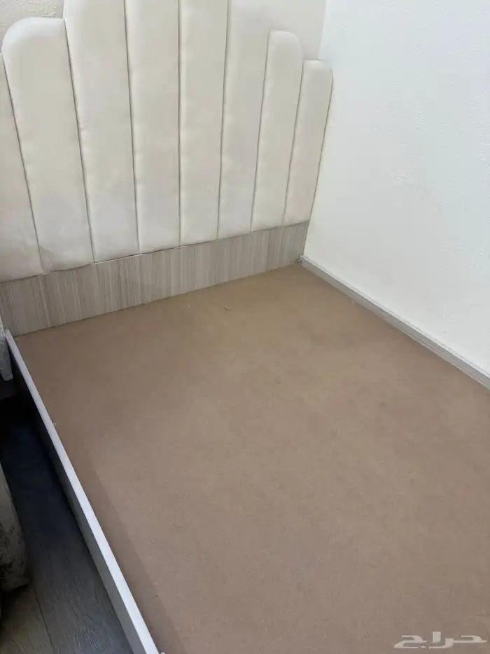 سرير وكومدينا وطاوله للبيع 0