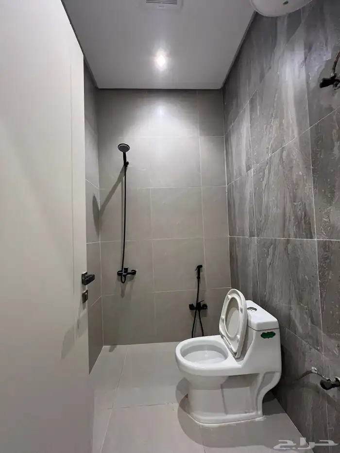 دور علوي مع شقه  دور أرضي 11